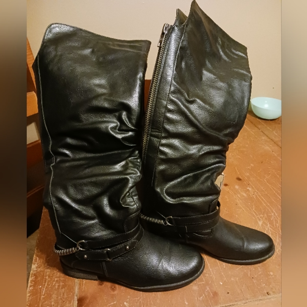 SO women's size 9 black boots.